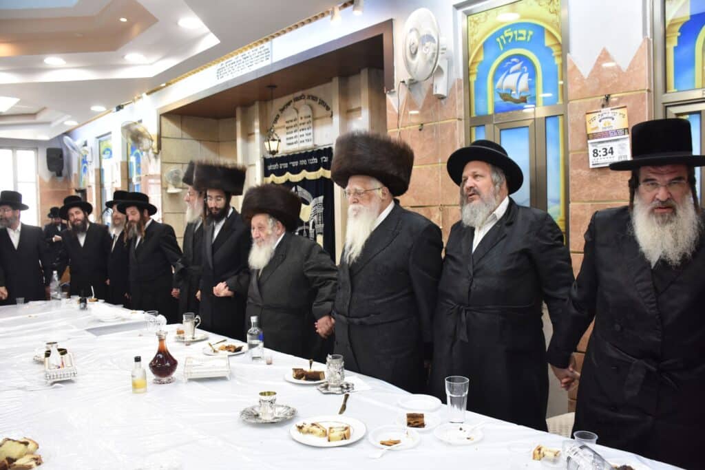 כשם שנכנס: שמחת הברית בחצרות נאראל-שאץ ויזניץ