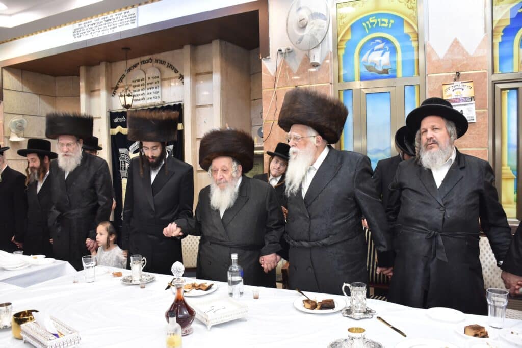 כשם שנכנס: שמחת הברית בחצרות נאראל-שאץ ויזניץ