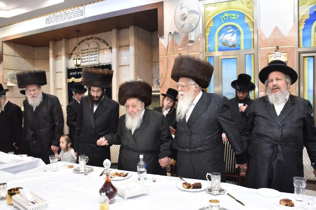 כשם שנכנס: שמחת הברית בחצרות נאראל-שאץ ויזניץ