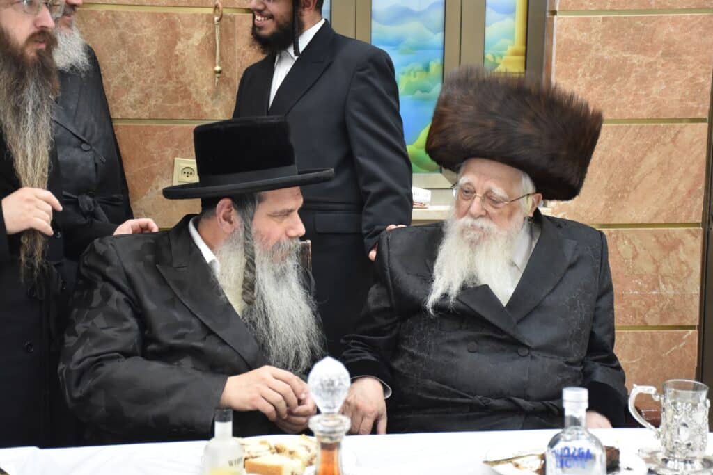 כשם שנכנס: שמחת הברית בחצרות נאראל-שאץ ויזניץ