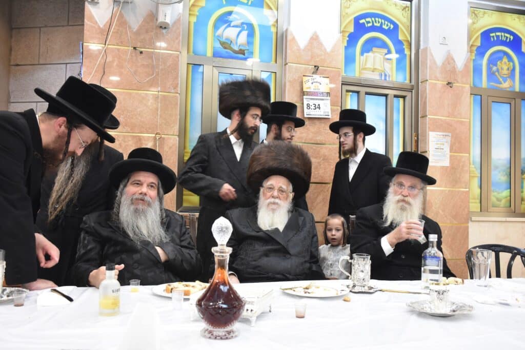 כשם שנכנס: שמחת הברית בחצרות נאראל-שאץ ויזניץ