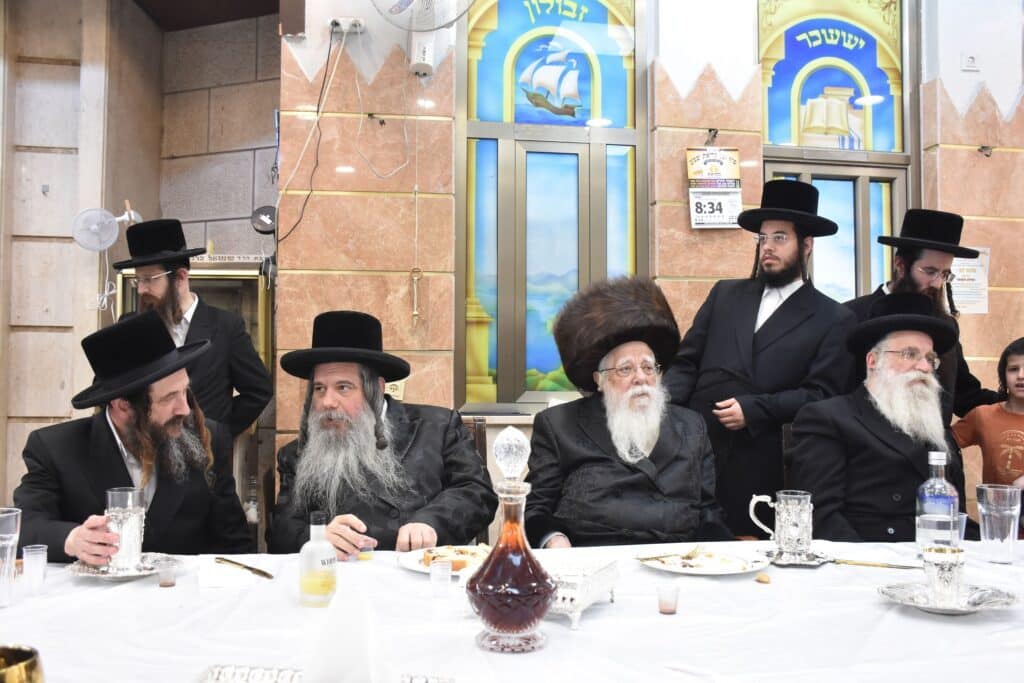 כשם שנכנס: שמחת הברית בחצרות נאראל-שאץ ויזניץ