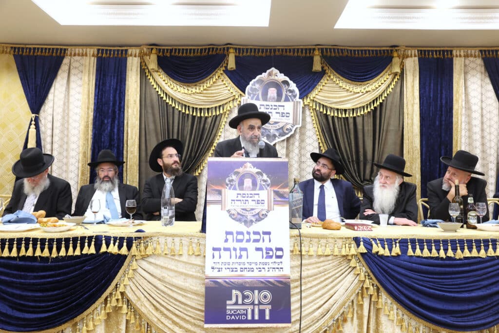 גלריה: בסוכת דוד הכניסו ספר תורה לע"נ מייסד התלמוד תורה