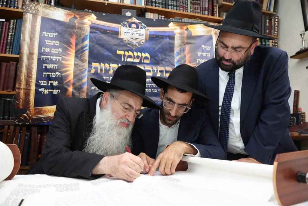 גלריה: בסוכת דוד הכניסו ספר תורה לע"נ מייסד התלמוד תורה