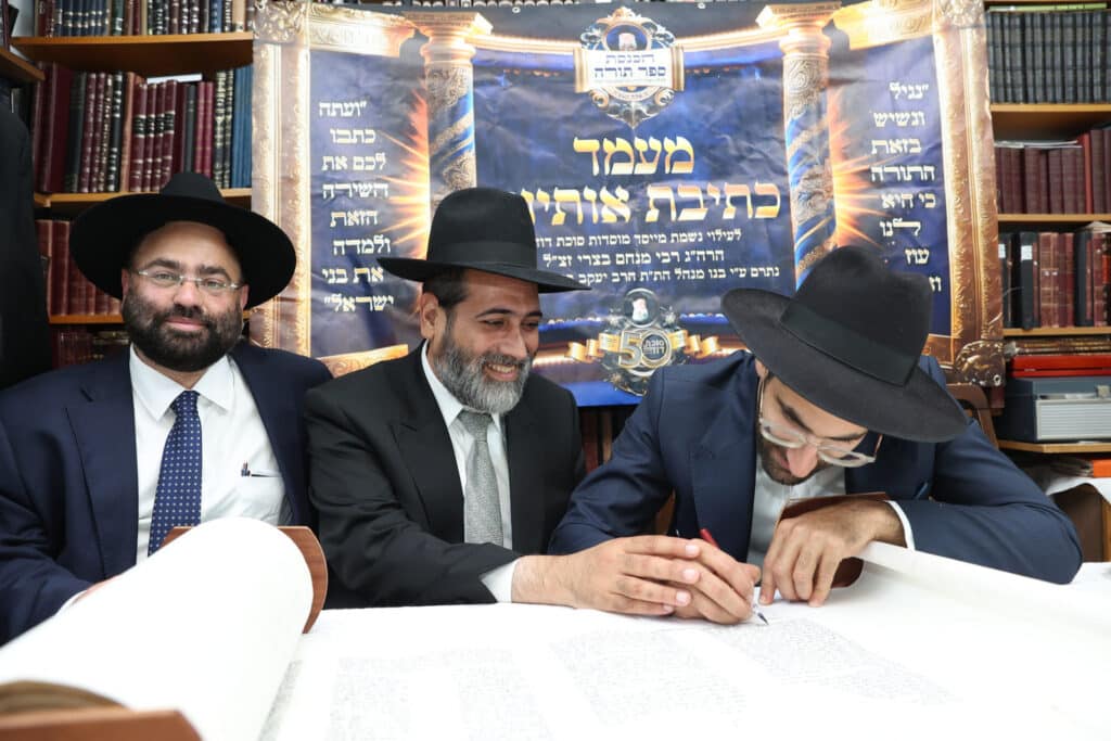 גלריה: בסוכת דוד הכניסו ספר תורה לע"נ מייסד התלמוד תורה