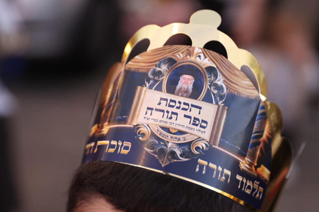 גלריה: בסוכת דוד הכניסו ספר תורה לע"נ מייסד התלמוד תורה