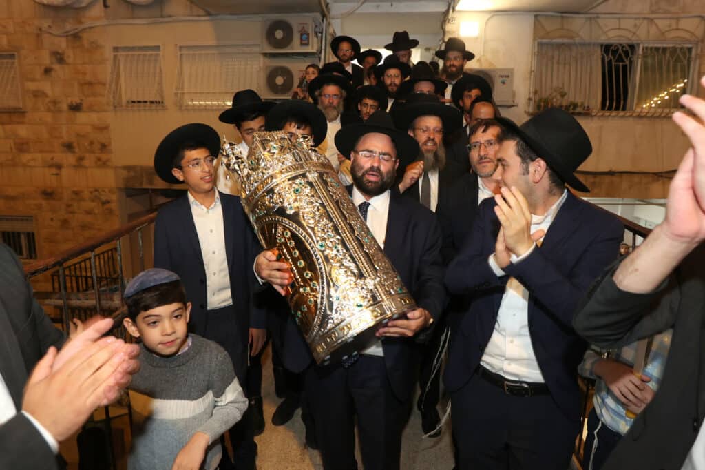 גלריה: בסוכת דוד הכניסו ספר תורה לע"נ מייסד התלמוד תורה