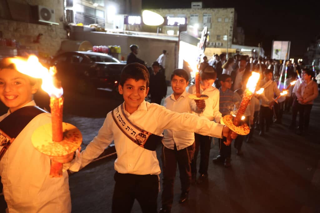 גלריה: בסוכת דוד הכניסו ספר תורה לע"נ מייסד התלמוד תורה