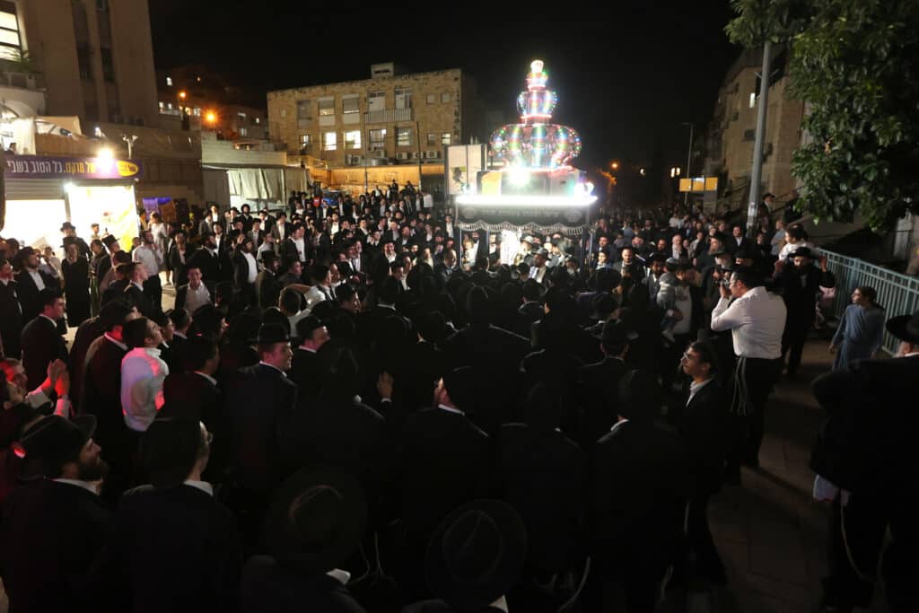 גלריה: בסוכת דוד הכניסו ספר תורה לע"נ מייסד התלמוד תורה