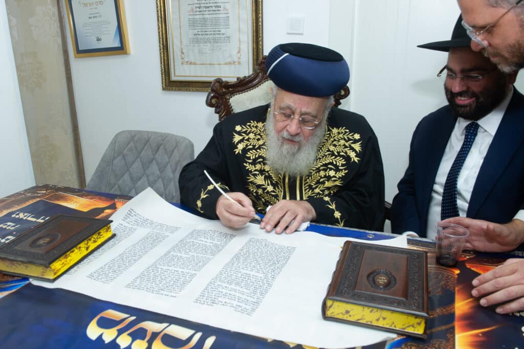 גלריה: בסוכת דוד הכניסו ספר תורה לע"נ מייסד התלמוד תורה