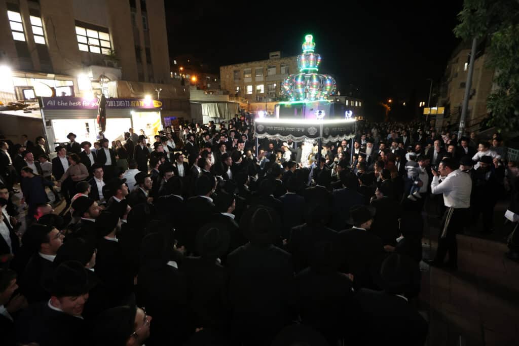 גלריה: בסוכת דוד הכניסו ספר תורה לע"נ מייסד התלמוד תורה