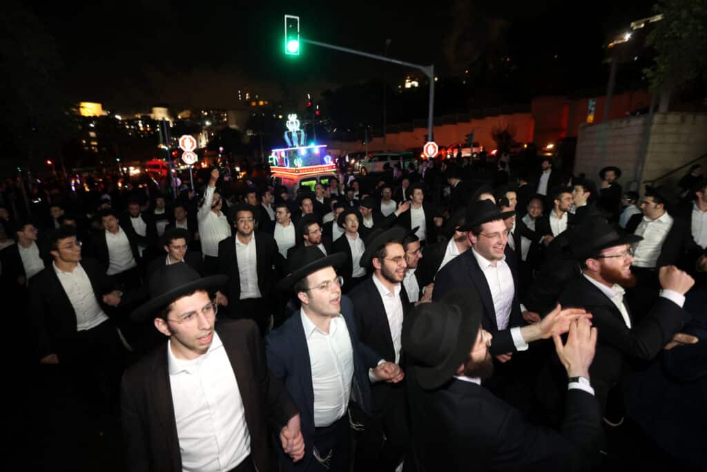 גלריה: בסוכת דוד הכניסו ספר תורה לע"נ מייסד התלמוד תורה