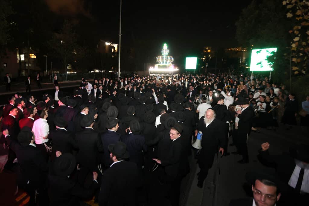 גלריה: בסוכת דוד הכניסו ספר תורה לע"נ מייסד התלמוד תורה