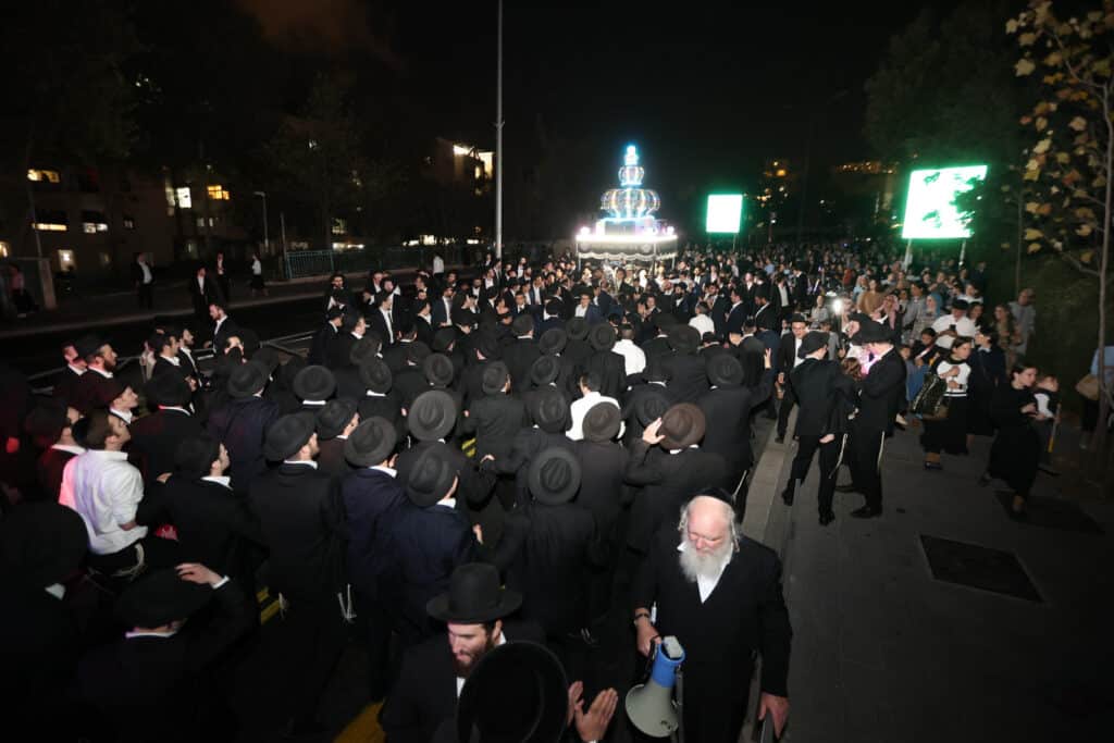 גלריה: בסוכת דוד הכניסו ספר תורה לע"נ מייסד התלמוד תורה