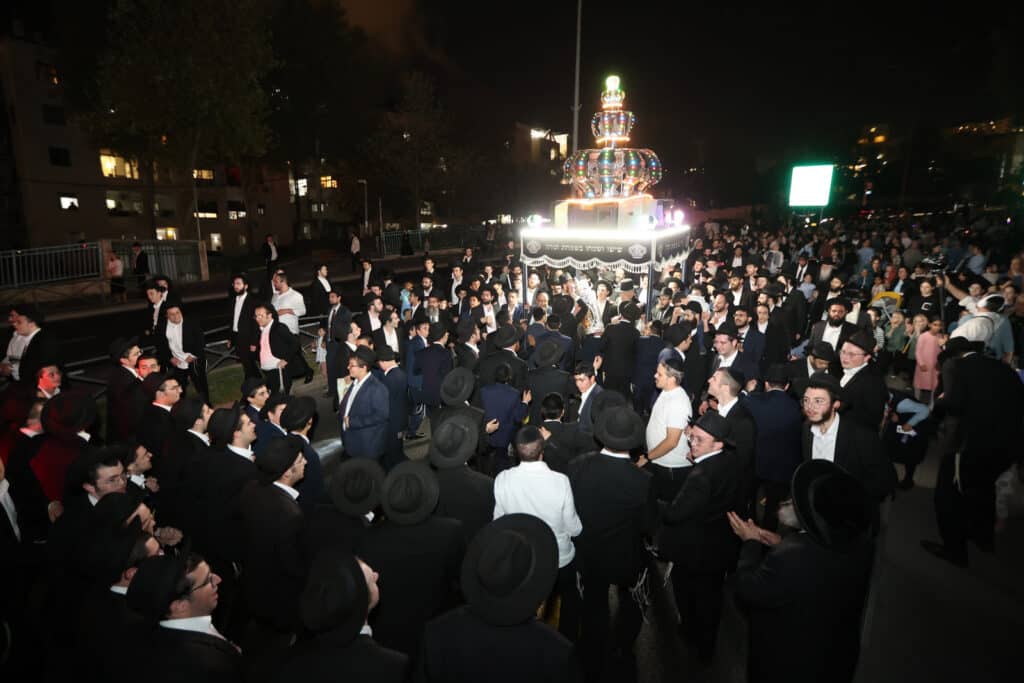 גלריה: בסוכת דוד הכניסו ספר תורה לע"נ מייסד התלמוד תורה