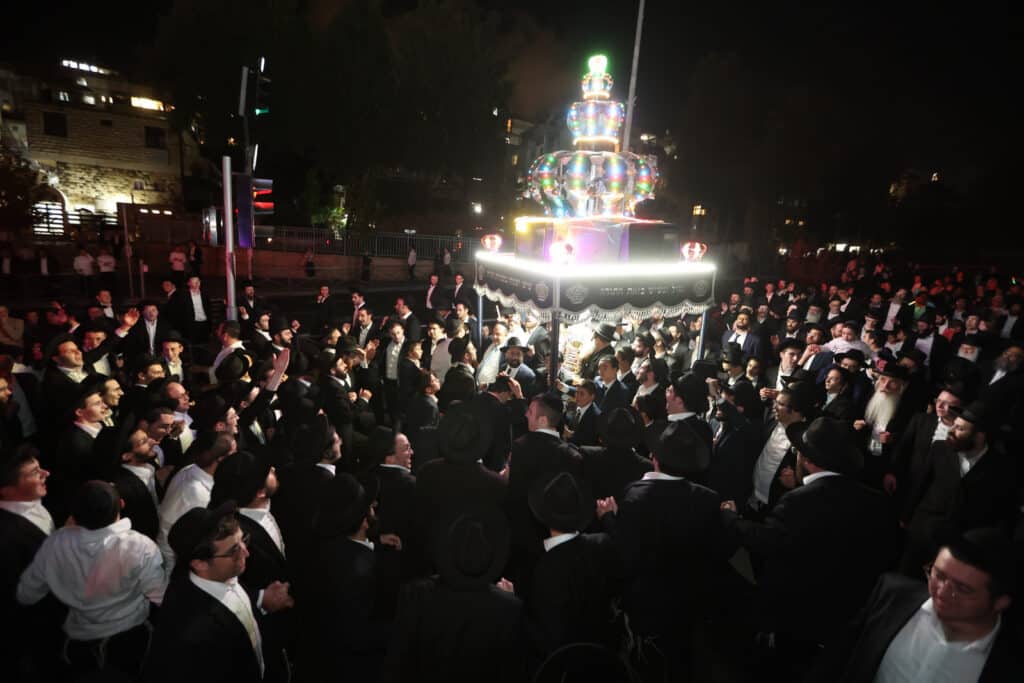 גלריה: בסוכת דוד הכניסו ספר תורה לע"נ מייסד התלמוד תורה