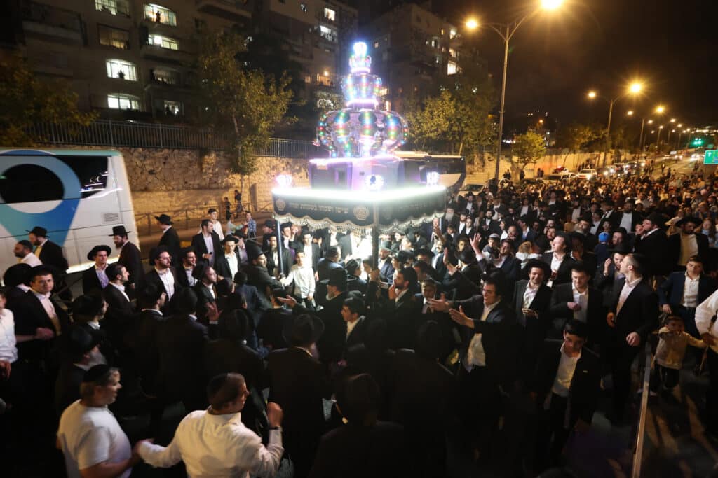 גלריה: בסוכת דוד הכניסו ספר תורה לע"נ מייסד התלמוד תורה