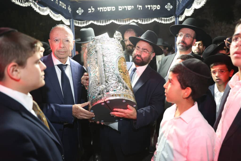 גלריה: בסוכת דוד הכניסו ספר תורה לע"נ מייסד התלמוד תורה