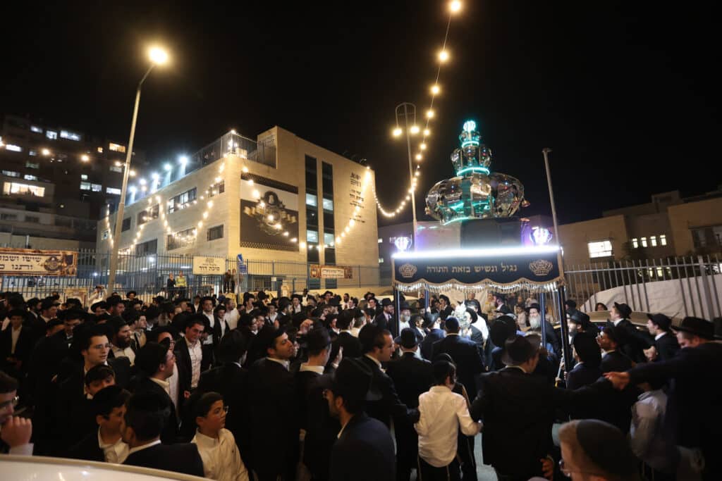 גלריה: בסוכת דוד הכניסו ספר תורה לע"נ מייסד התלמוד תורה