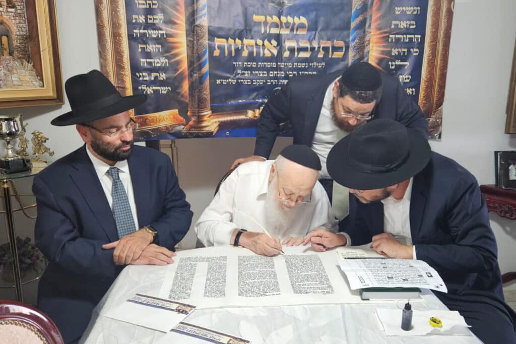 גלריה: בסוכת דוד הכניסו ספר תורה לע"נ מייסד התלמוד תורה