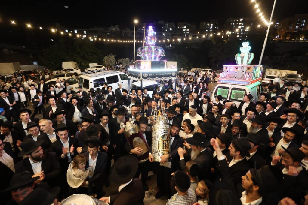 גלריה: בסוכת דוד הכניסו ספר תורה לע"נ מייסד התלמוד תורה