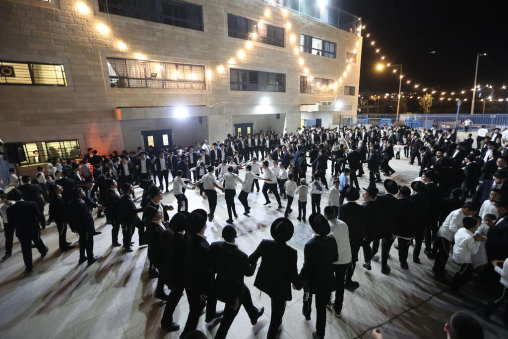 גלריה: בסוכת דוד הכניסו ספר תורה לע"נ מייסד התלמוד תורה