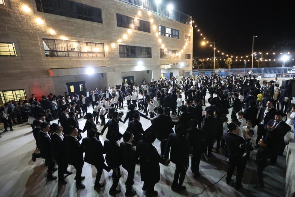 גלריה: בסוכת דוד הכניסו ספר תורה לע"נ מייסד התלמוד תורה