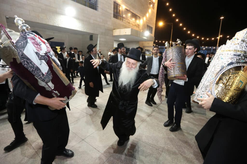 גלריה: בסוכת דוד הכניסו ספר תורה לע"נ מייסד התלמוד תורה