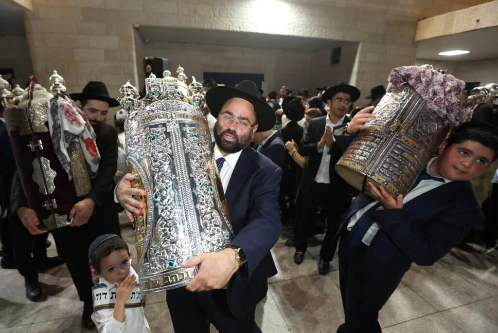 גלריה: בסוכת דוד הכניסו ספר תורה לע"נ מייסד התלמוד תורה