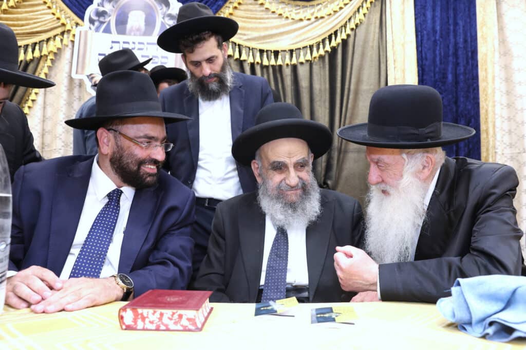 גלריה: בסוכת דוד הכניסו ספר תורה לע"נ מייסד התלמוד תורה