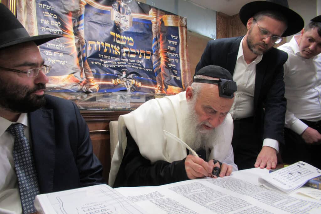 גלריה: בסוכת דוד הכניסו ספר תורה לע"נ מייסד התלמוד תורה