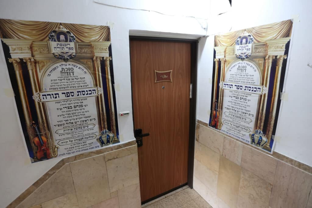 גלריה: בסוכת דוד הכניסו ספר תורה לע"נ מייסד התלמוד תורה