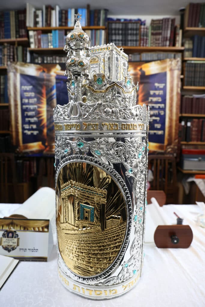 גלריה: בסוכת דוד הכניסו ספר תורה לע"נ מייסד התלמוד תורה