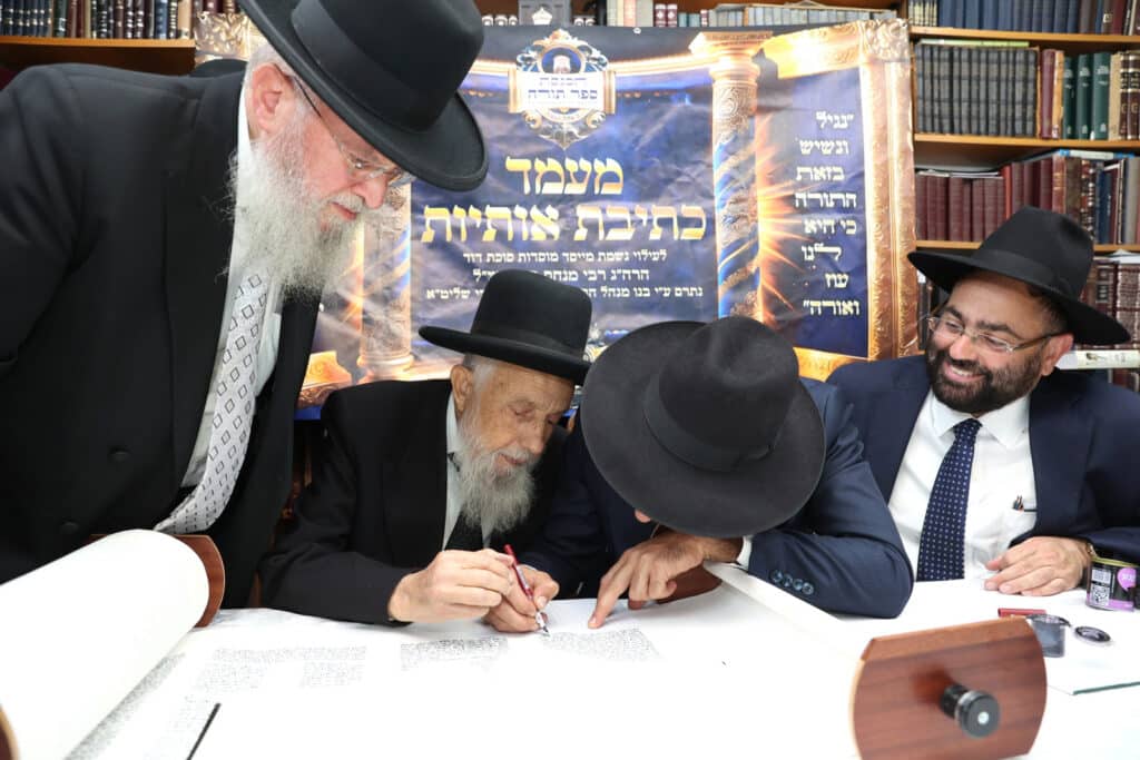 גלריה: בסוכת דוד הכניסו ספר תורה לע"נ מייסד התלמוד תורה