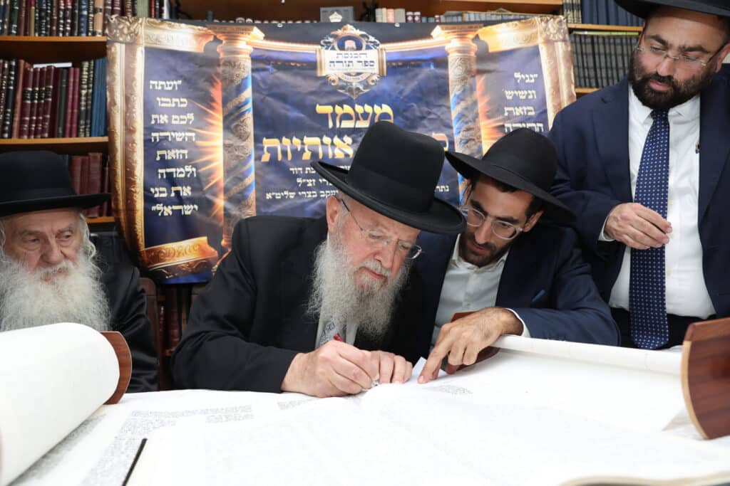 גלריה: בסוכת דוד הכניסו ספר תורה לע"נ מייסד התלמוד תורה