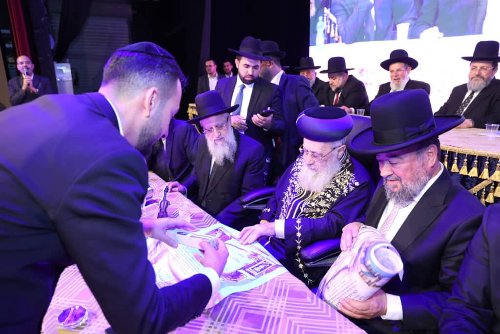 גלריה: בגן יבנה הכתירו את הרב הראשי במעמד רבנים ואישי ציבור