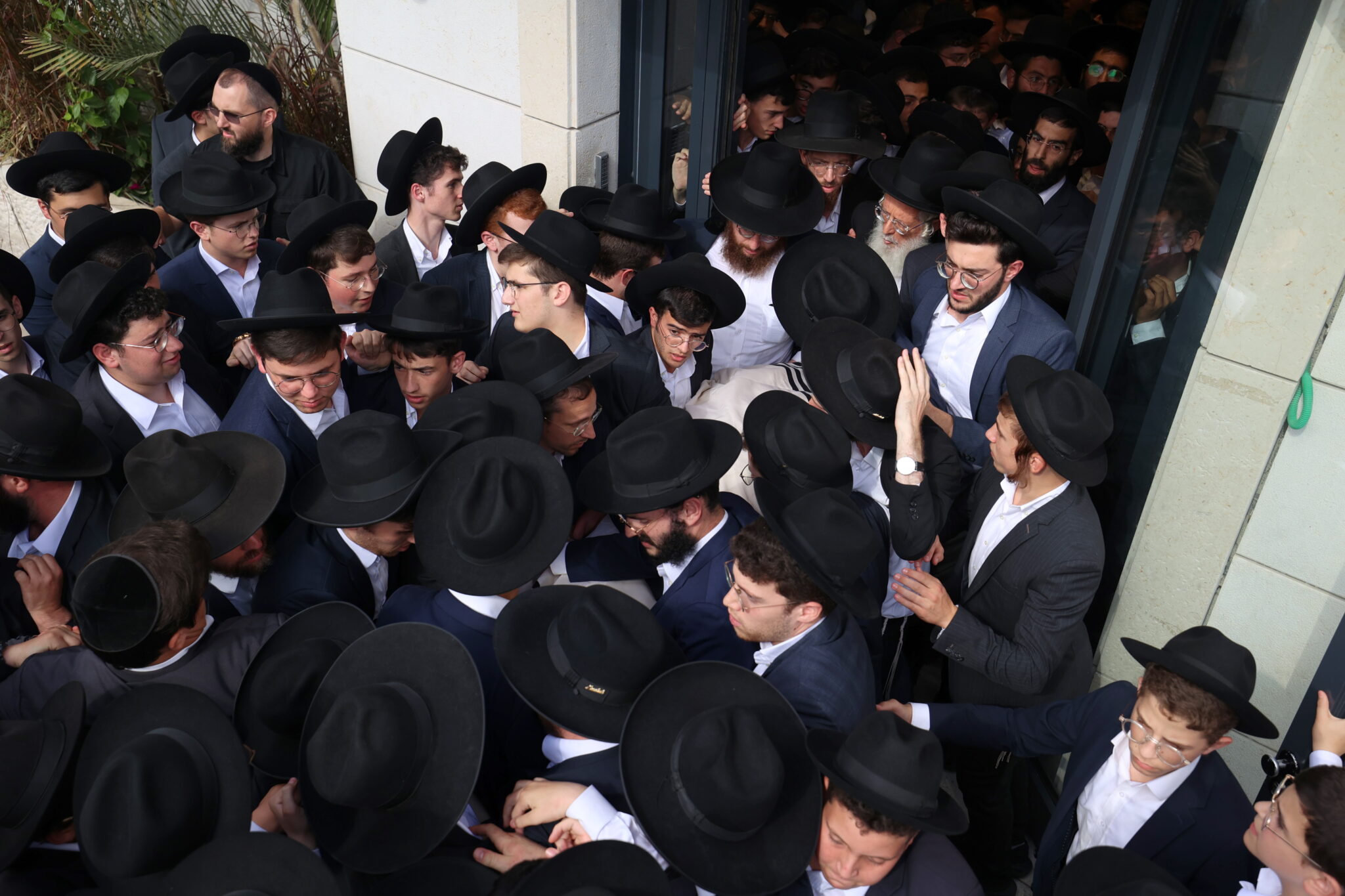 גלריה: אלפים ליוו את מיטת ראש הישיבה הנערץ שהלך לעולמו