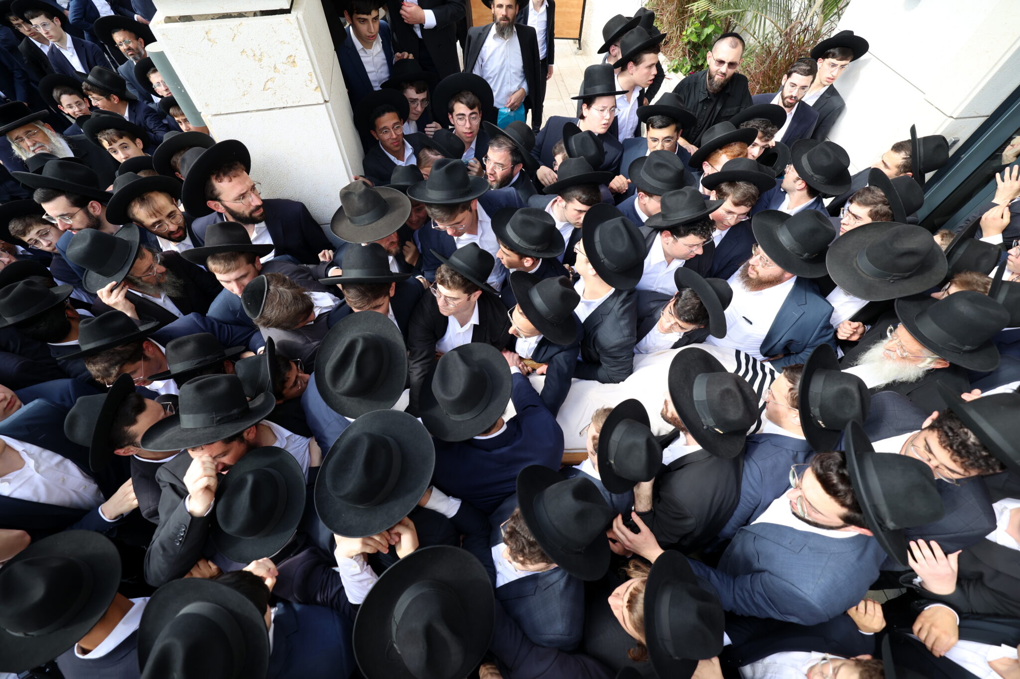 גלריה: אלפים ליוו את מיטת ראש הישיבה הנערץ שהלך לעולמו