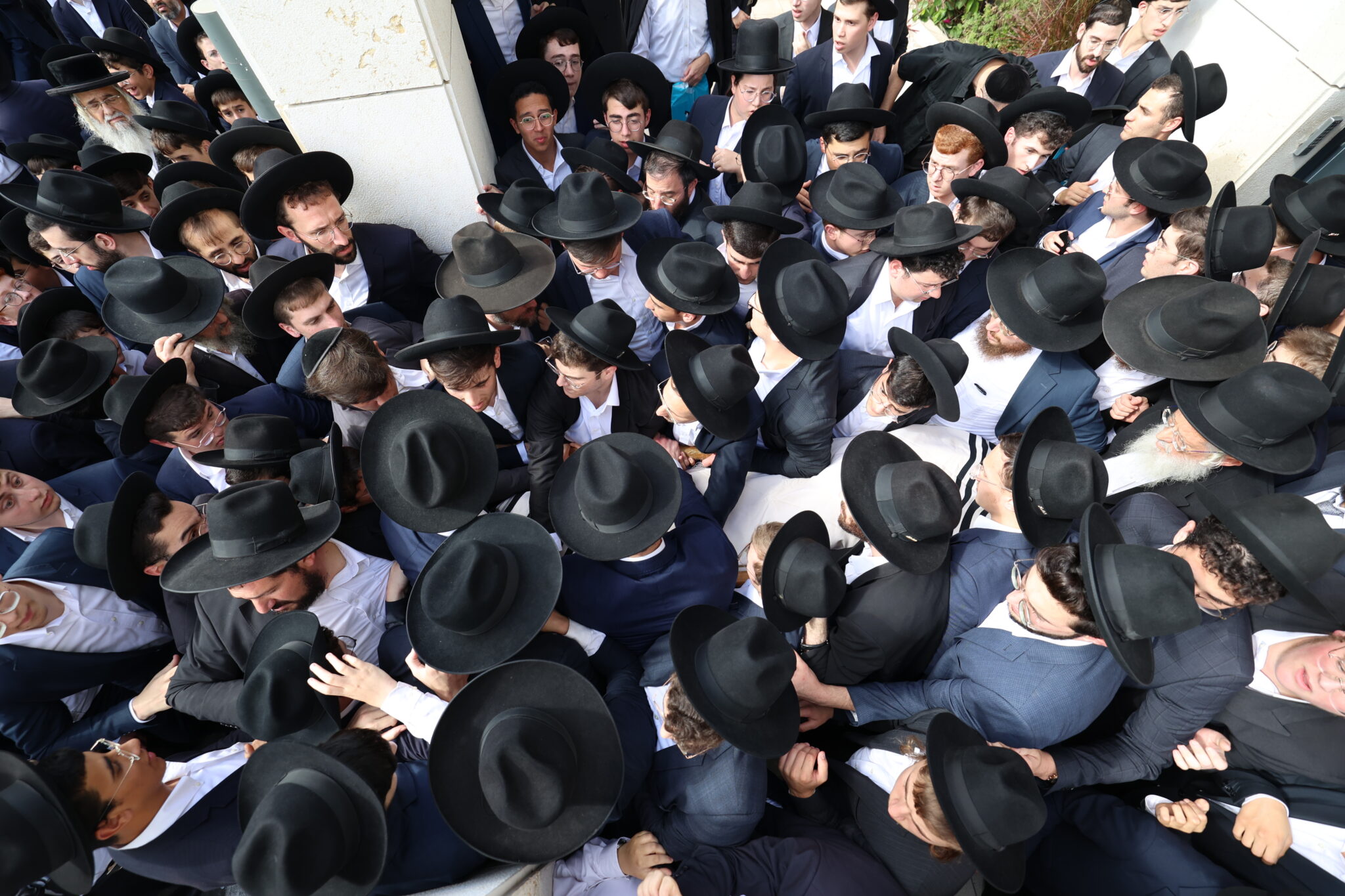 גלריה: אלפים ליוו את מיטת ראש הישיבה הנערץ שהלך לעולמו