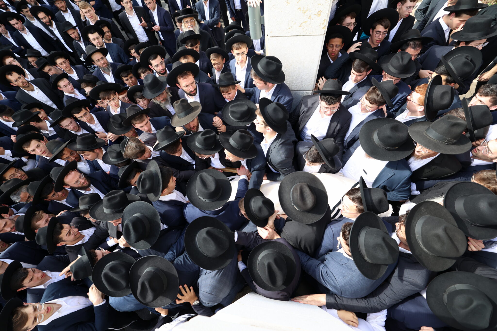 גלריה: אלפים ליוו את מיטת ראש הישיבה הנערץ שהלך לעולמו