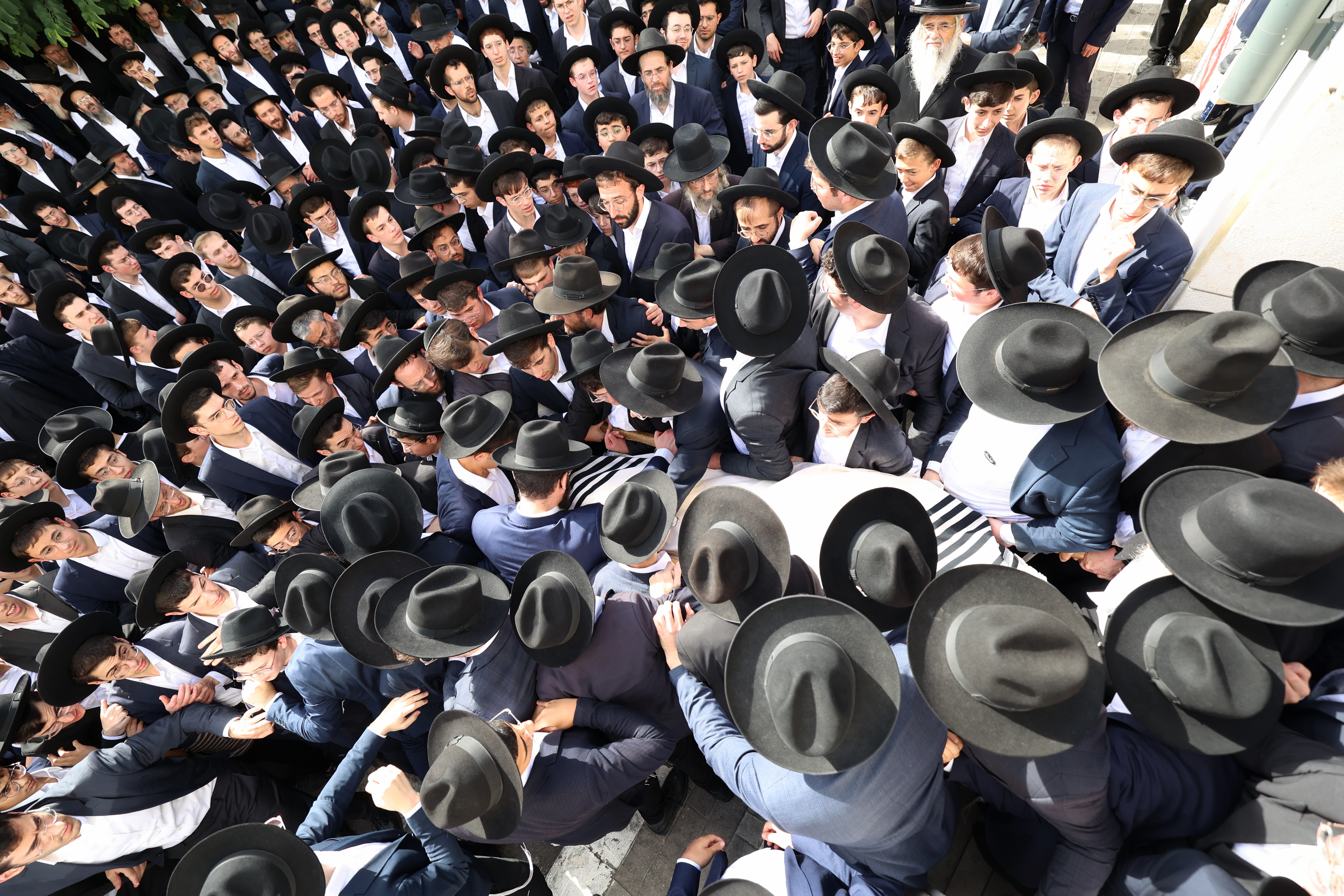 גלריה: אלפים ליוו את מיטת ראש הישיבה הנערץ שהלך לעולמו