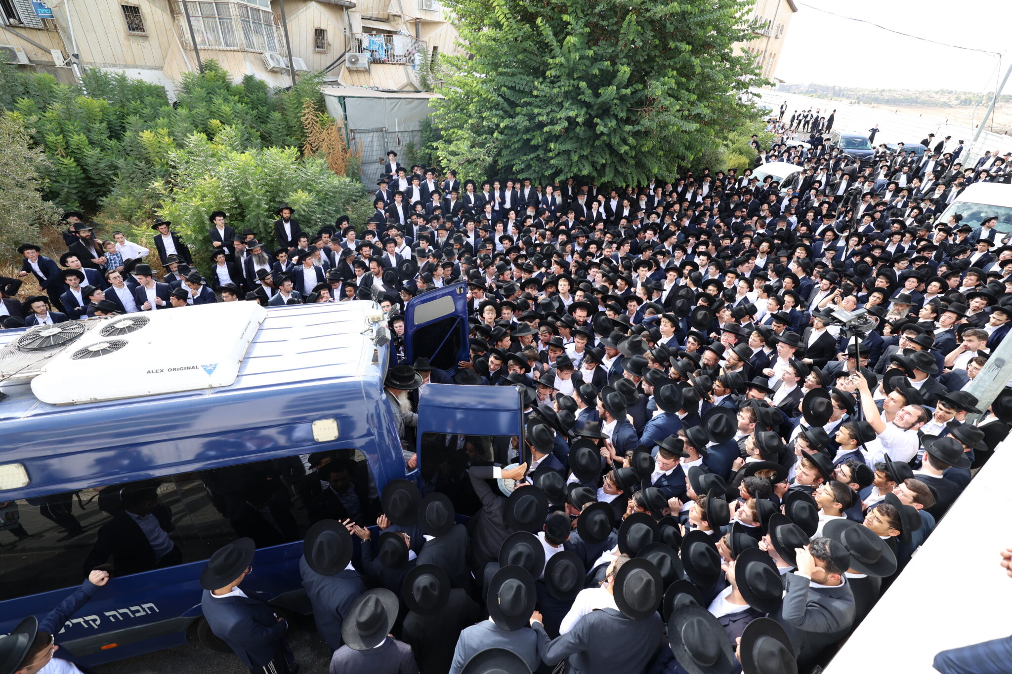 גלריה: אלפים ליוו את מיטת ראש הישיבה הנערץ שהלך לעולמו