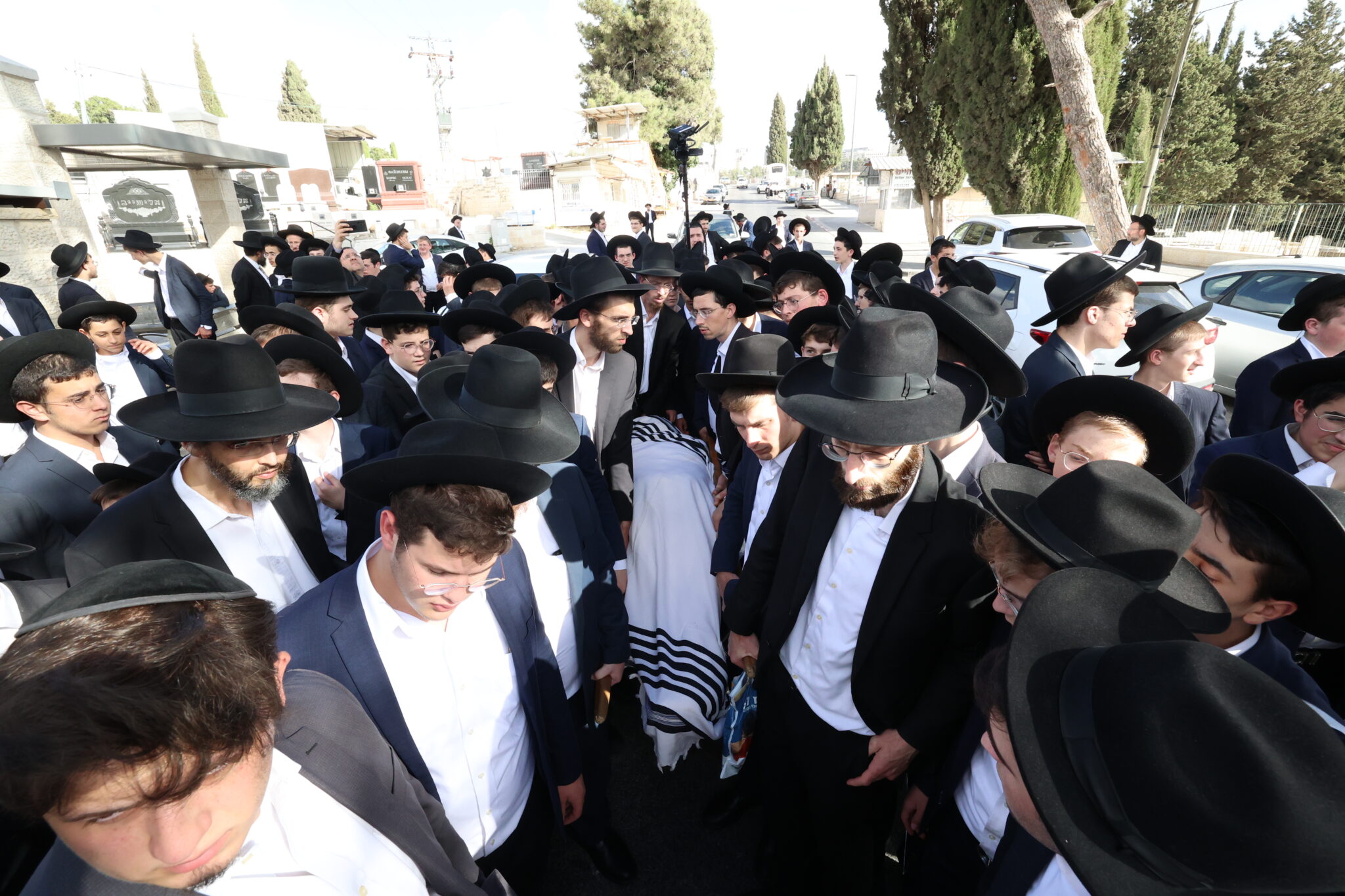 גלריה: אלפים ליוו את מיטת ראש הישיבה הנערץ שהלך לעולמו