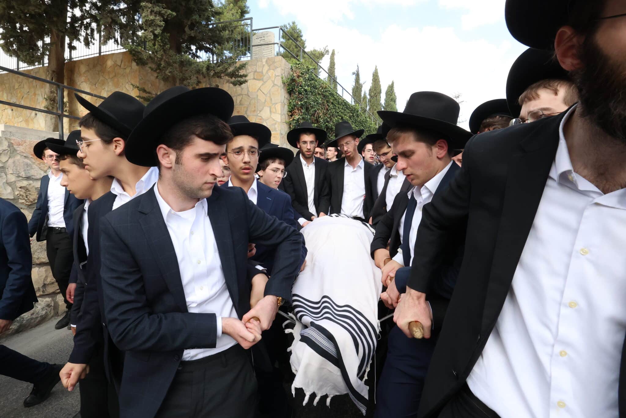 גלריה: אלפים ליוו את מיטת ראש הישיבה הנערץ שהלך לעולמו