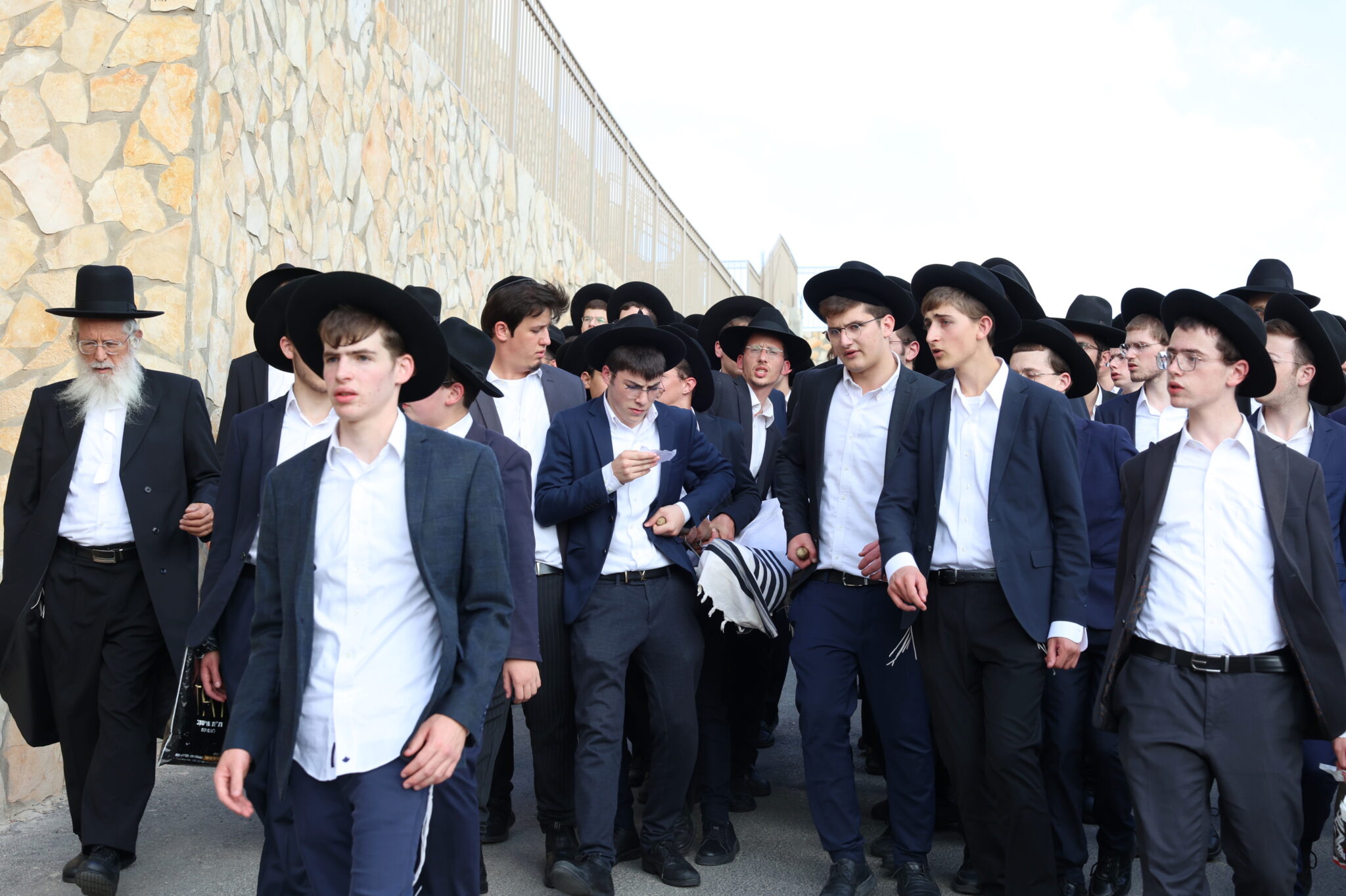 גלריה: אלפים ליוו את מיטת ראש הישיבה הנערץ שהלך לעולמו