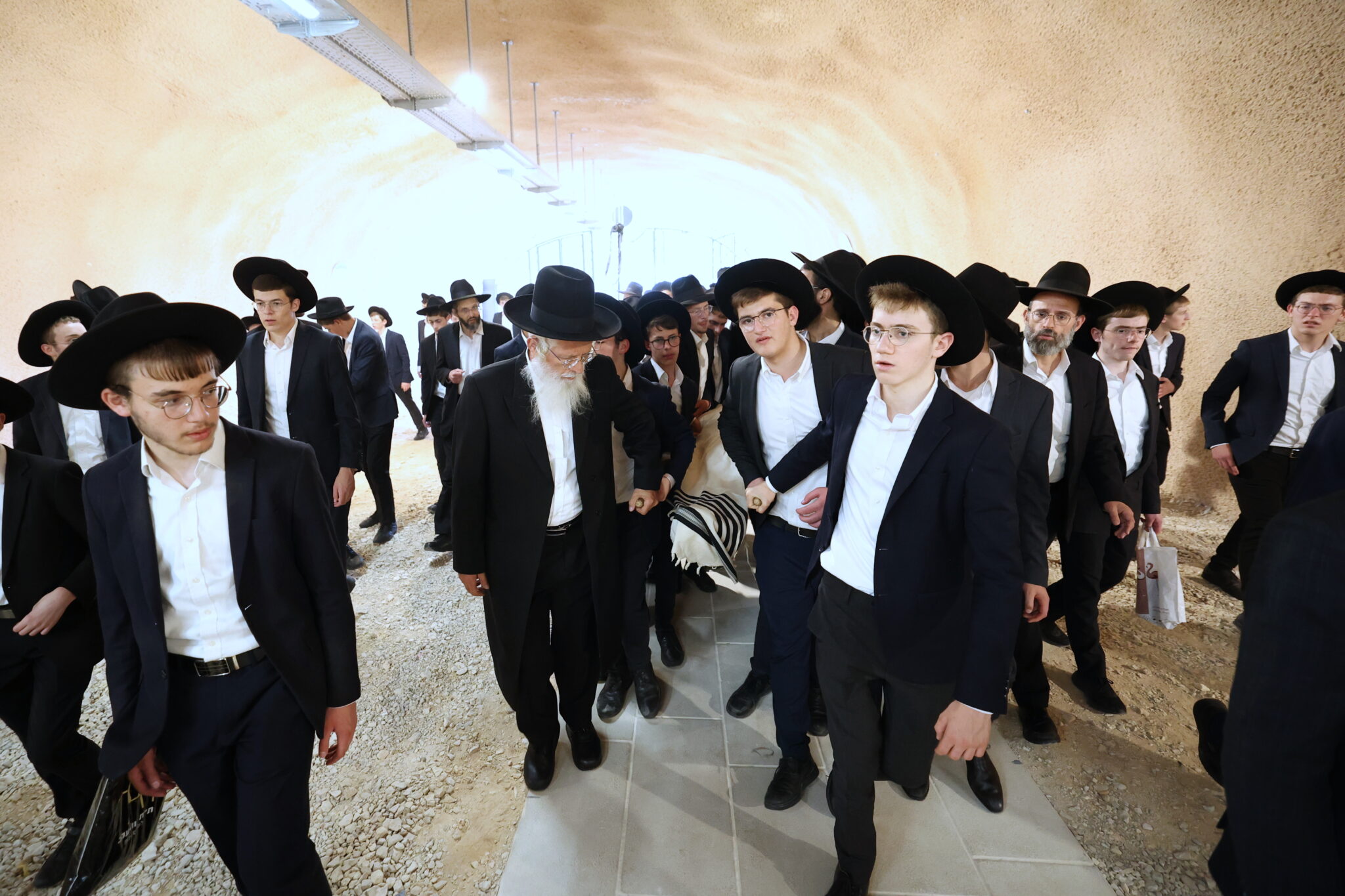 גלריה: אלפים ליוו את מיטת ראש הישיבה הנערץ שהלך לעולמו