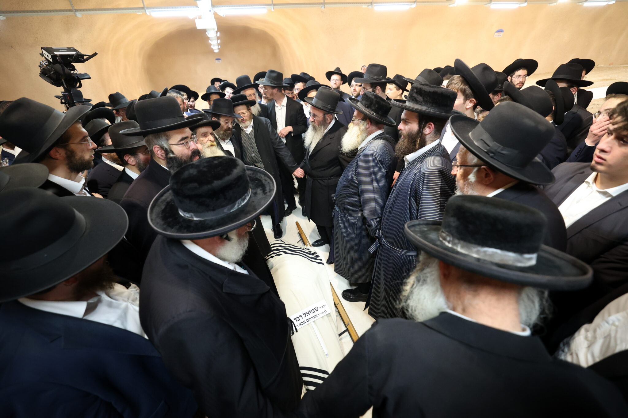 גלריה: אלפים ליוו את מיטת ראש הישיבה הנערץ שהלך לעולמו