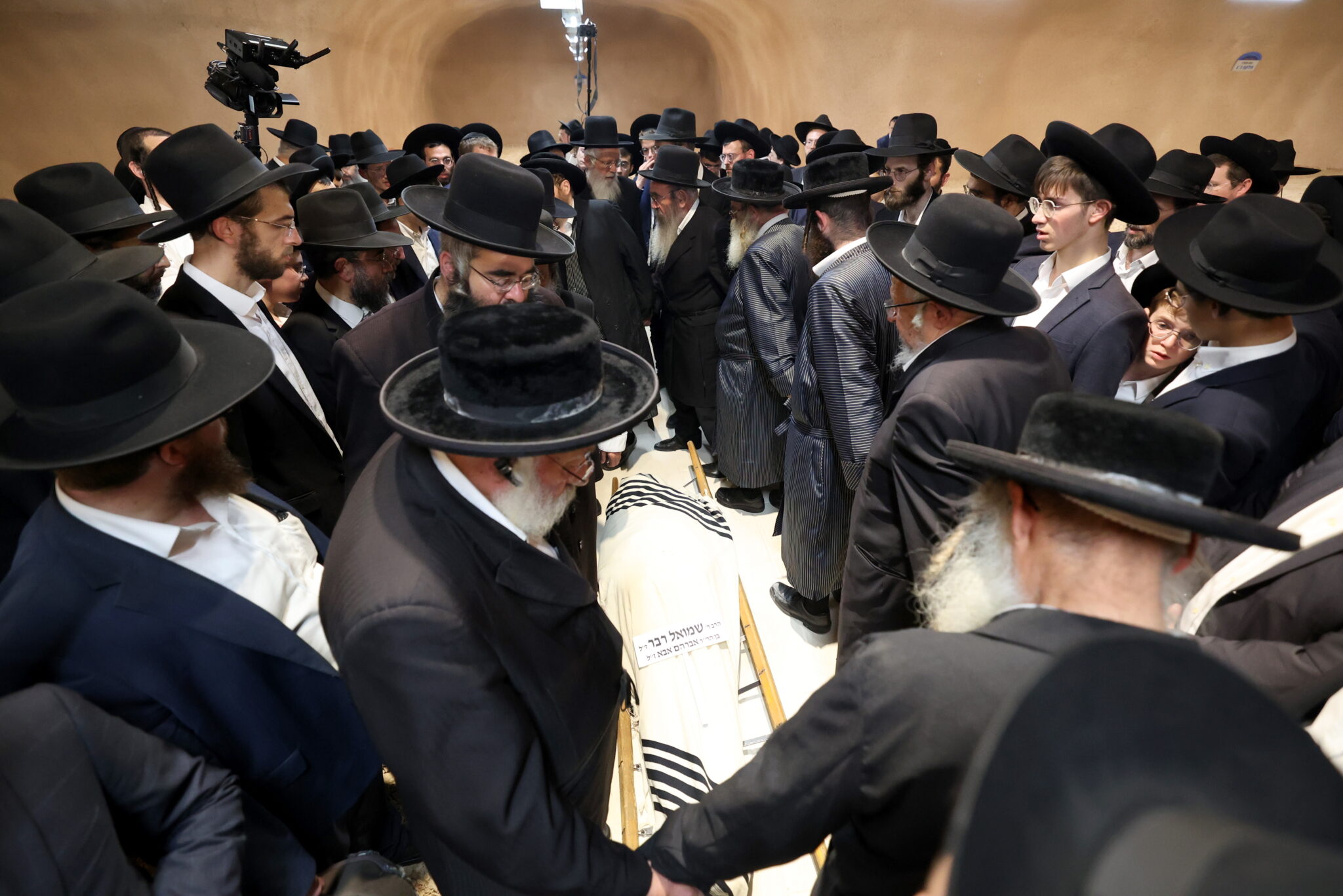 גלריה: אלפים ליוו את מיטת ראש הישיבה הנערץ שהלך לעולמו