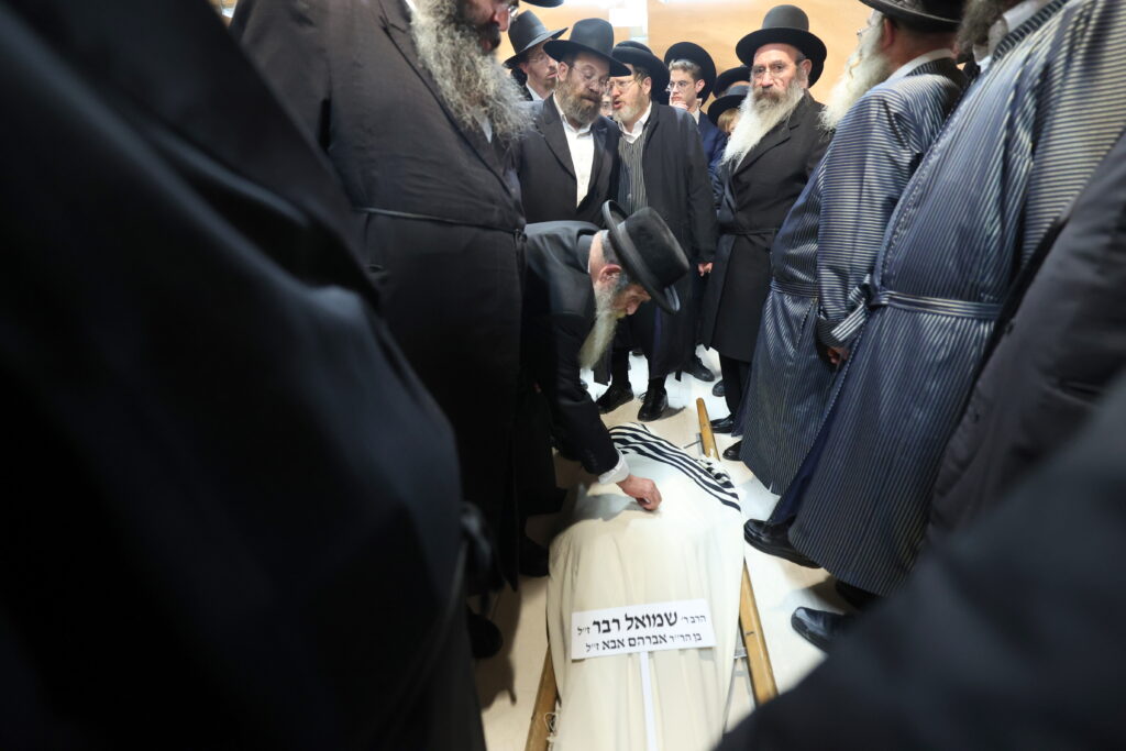 גלריה: אלפים ליוו את מיטת ראש הישיבה הנערץ שהלך לעולמו