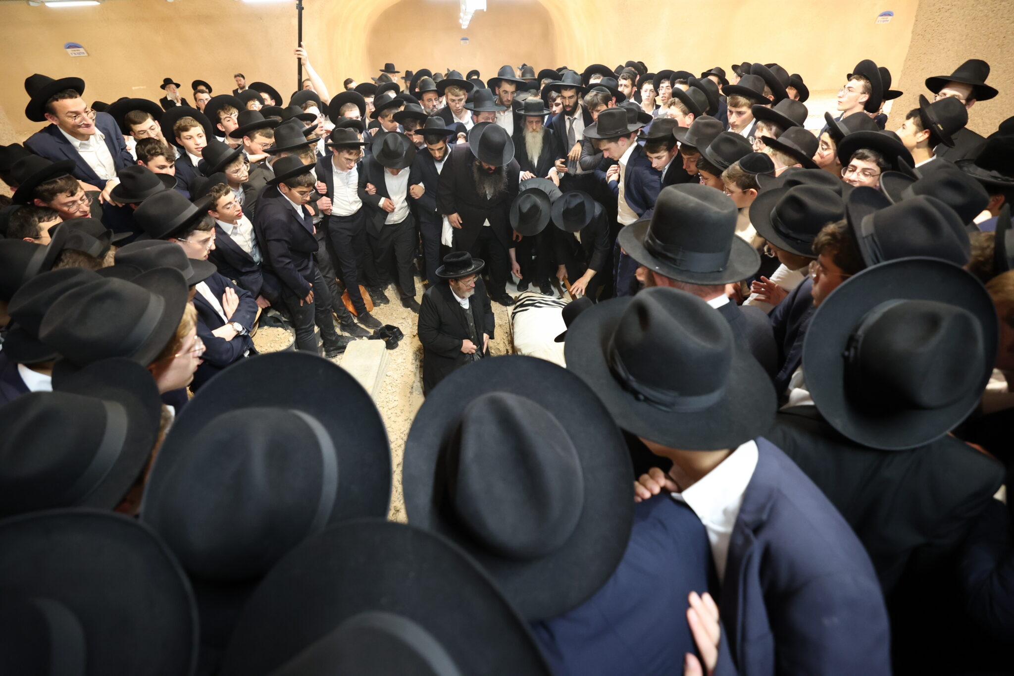 גלריה: אלפים ליוו את מיטת ראש הישיבה הנערץ שהלך לעולמו